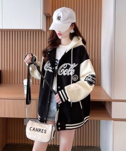 áo Khoác Nữ Bóng Chày Vải Nỉ Dày Dặn Phối Mũ Rộng Thêu Chữ Coca Cole Unisex Nam Nữ Tp66 – Golden Dream