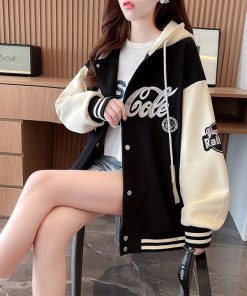 áo Khoác Nữ Bóng Chày Vải Nỉ Dày Dặn Phối Mũ Rộng Thêu Chữ Coca Cole Unisex Nam Nữ Tp66 – Golden Dream