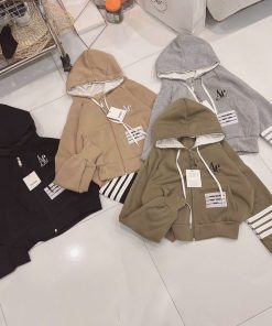 áo Khoác Nỉ Nữ Croptop Phối Tay 4 Sọc Thêu Chữ Ac Có Nón Chống Nắng Tiện Lợi -htm Fashion