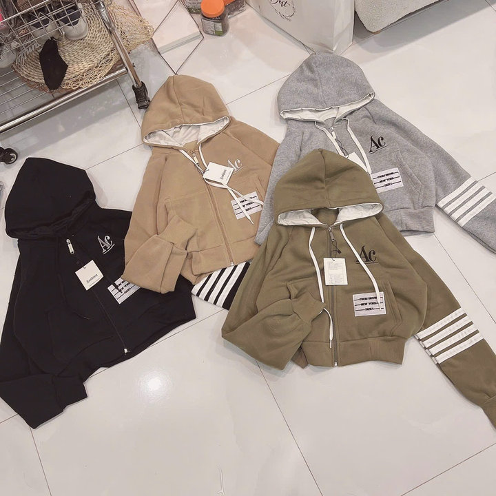 áo Khoác Nỉ Nữ Croptop Phối Tay 4 Sọc Thêu Chữ Ac Có Nón Chống Nắng Tiện Lợi -htm Fashion
