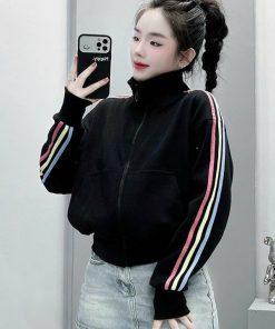 áo Khoác Nỉ Croptop Có Túi Trong Phối Tay 3 Sọc Cầu Vồng Thiết Kế Tay Xỏ Ngón -htm Fashion