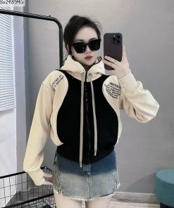 áo Nỉ Nữ Croptop Dáng Lửng Thiết Kế Chữ 2 Bên Vai Phối Khóa Kéo Full Nón -htm Fashion