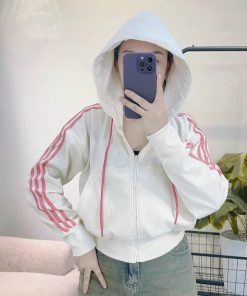 áo Khoác Nỉ Nữ Croptop Dáng Lửng Phối Khóa Kéo Full Nón Có Túi Trong Thiết Kế Tay 3 Sọc -htm Fashion