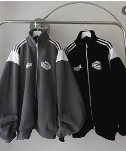 áo Khoác Nỉ Nam Nữ Cổ Trụ Không Nón Phối Tay 3 Sọc Thiết Kế Khóa Kéo In Battlekid -htm Fashion