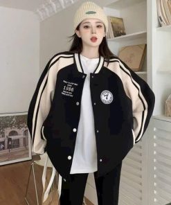 áo Khoác Nỉ Cổ Bomber Bo Sọc Thêu Số 1986 Unisex Nam Nữ Ut66 – Golden Dream