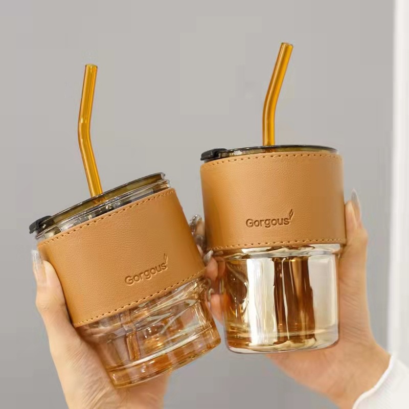 Cốc Thủy Tinh Có Nắp Bọc Da, ống Hút 450ml – Sương Mai
