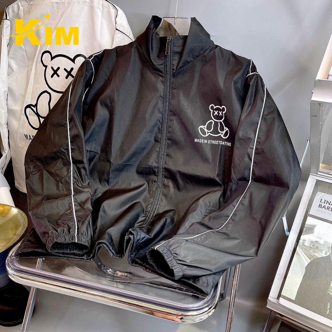 áo Khoác Dù Hình Gấu Tay Sọc – Kim
