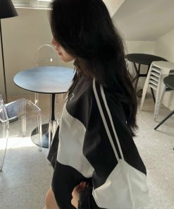 áo Khoác Dù Nam Nữ Zzia Chất Vải Gió 2 Lớp Form Rộng Chạy Sọc Tay Cao Cấp Màu đen Sht03 – Minh Hà House