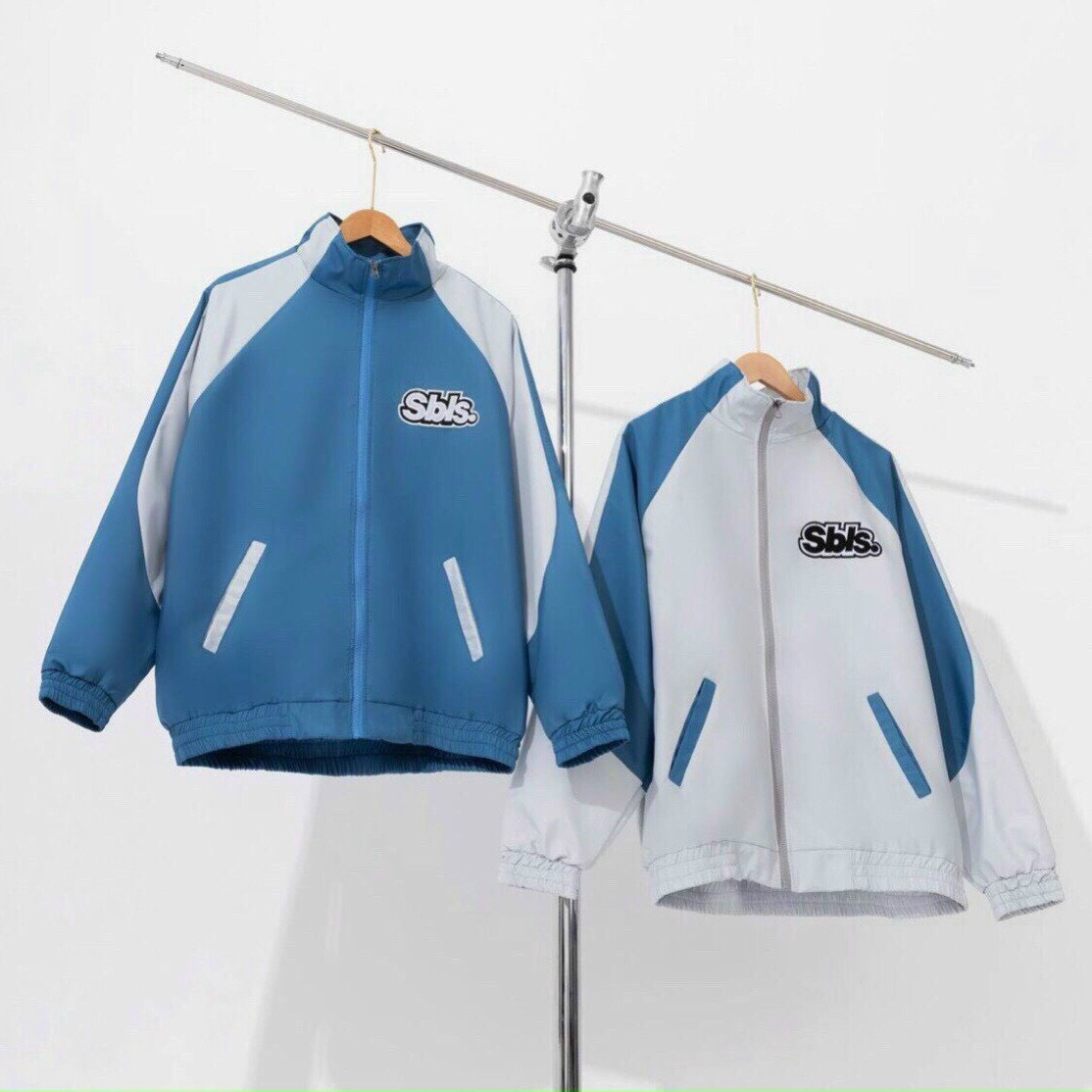 áo Khoác Dù Nam Nữ Miss Floss Jacket Chất Vải Gió 2 Lớp Form Rộng Thời Trang Freesize Màu Xanh/ Trắng Sht33 – Shthouse