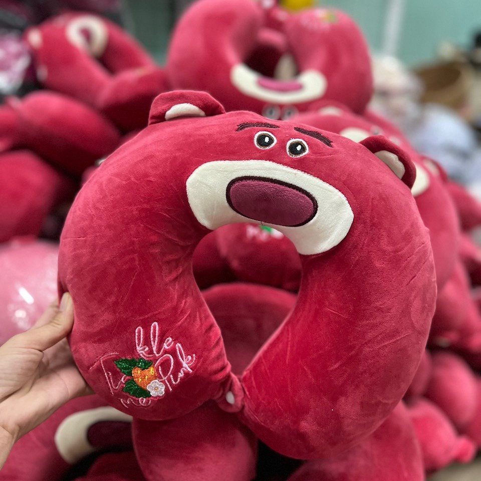 Gối Kê Cổ Chữ U Gấu Dâu Tây Hồng Lotso – Su Clothing