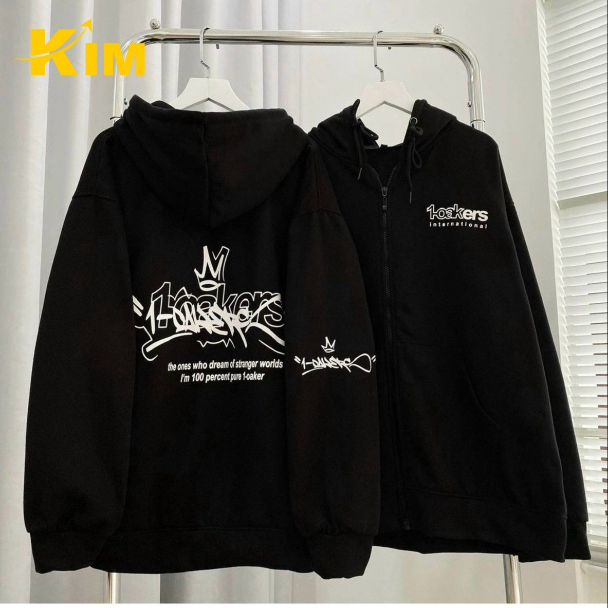 áo Khoác Nỉ Unisex Dây Kéo Có Nón In Chữ Roakers Màu đen – Kim