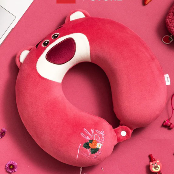 Gối Chữ U Hình Gấu Lotso Bear, Kê Cổ Gấu Họa Tiết Dây Tây Mềm Mại Dễ Thương – Hana Mart