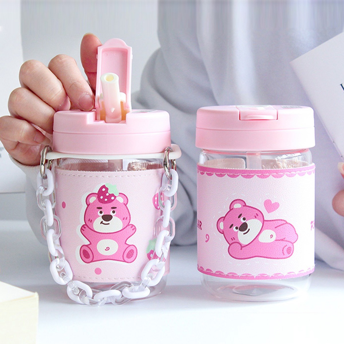 Ly Gấu Dâu Kèm ống Hút Dây Xích Chống Trượt – Su