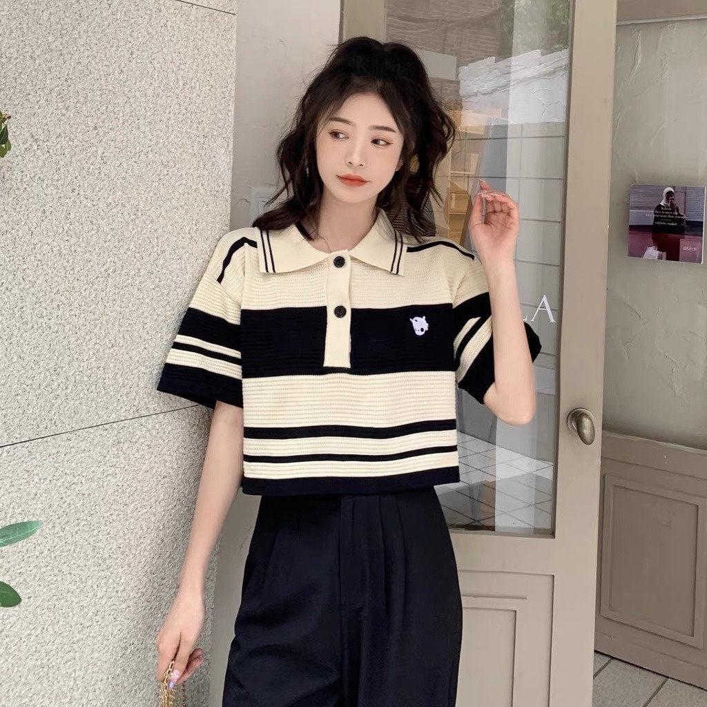 áo Mongtoghi Ngắn Tay, Kẻ Cổ Polo, Có Thêu Hình Trước Ngực, Dáng Ngắn Trẻ Trung, Cá Tính Slcxa157 – Chipxinhxk