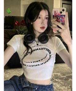 áo Thun Nữ Croptop Cổ Tròn Tay Ngắn Chữ In Vòng Tròn – Ausa House