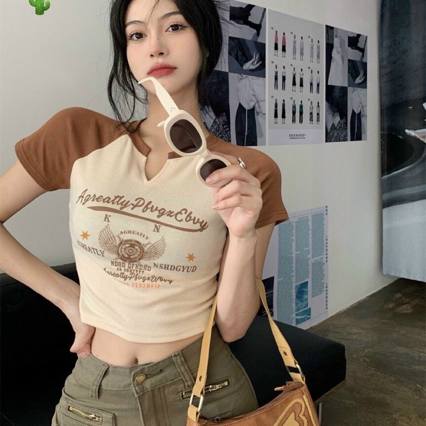 áo Thun Nữ Croptop Cổ Tròn Tay Ngắn Phối Xẻ Cổ In đôi Cánh Kn – Ausa House