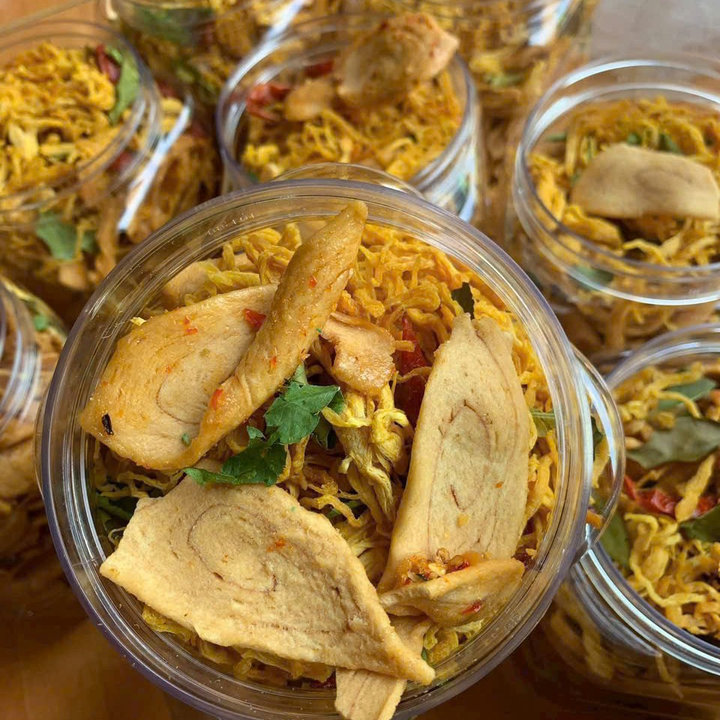 Tai Heo Sốt Mắm Bơ Lắc Khô Gà – Giòn Tan, đậm đà 350g – Winnie House