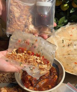 Bánh Tráng Sốt Me Cay – Trộn Là Phê, Quấn Là Ngon 500g – Winnie House