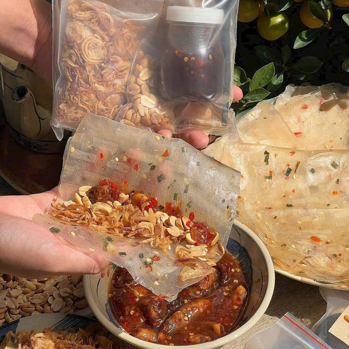 Bánh Tráng Sốt Me Cay – Trộn Là Phê, Quấn Là Ngon 500g – Winnie House