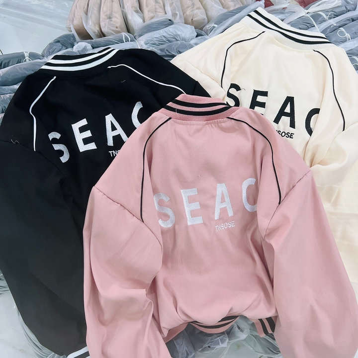 áo Khoác Da Lộn Croptop Dáng Lửng Họa Tiết Chữ Seac – Htm Fashion